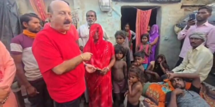 मगरमच्छ के हमले में बालगोविंद का पैर क्षतिग्रस्त, पीड़ित परिवार की मदद को पहुंचे विधायक रोमी साहनी