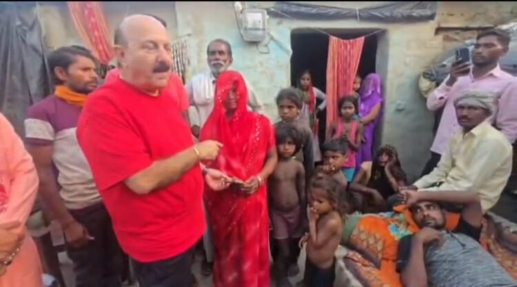 मगरमच्छ के हमले में बालगोविंद का पैर क्षतिग्रस्त, पीड़ित परिवार की मदद को पहुंचे विधायक रोमी साहनी