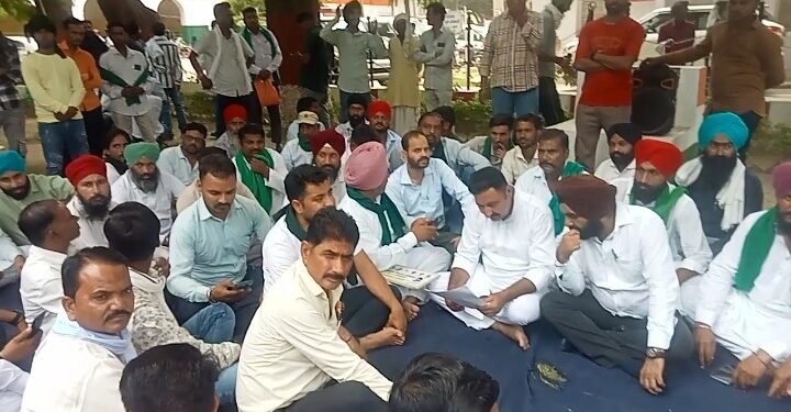 खाद की कालाबाजारी और डीजल संकट को लेकर भाकियू (अराजनैतिक) का डीएम कार्यालय घेराव, किसानों ने किया जोरदार प्रदर्शन