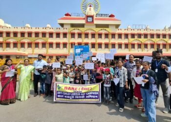 वाराणसी रेलवे स्टेशन पर बाल श्रम उन्मूलन हेतु जागरूकता रैली का हुआ आयोजन