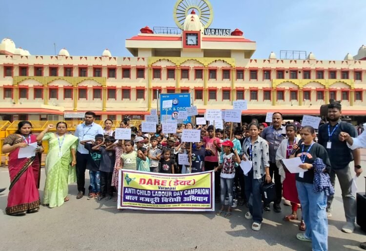 वाराणसी रेलवे स्टेशन पर बाल श्रम उन्मूलन हेतु जागरूकता रैली का हुआ आयोजन
