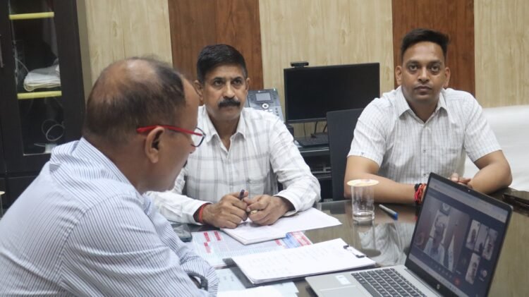 *NEET परीक्षा को लेकर GRP अलर्ट,SP लक्ष्मी निवास मिश्र ने ली ऑनलाइन बैठक, स्टेशनों पर तैनात रहेगी भारी पुलिस फोर्स*