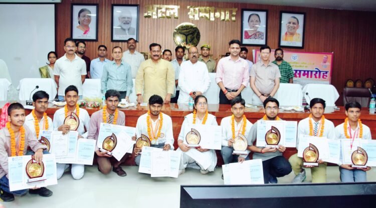 *खीरी के होनहारों पर बरसी सम्मान की बारिश, मेडल-शील्ड और 21 हजार के चेक पाकर खिल उठे चेहरे*