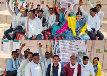*मानदेय भुगतान समेत विभिन्न मांगों को लेकर ग्राम रोजगार सेवकों का धरना दूसरे दिन भी जारी*