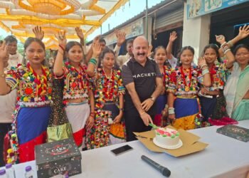 थारू समाज की बेटियों के साथ विधायक रोमी साहनी ने मनाया  मुख्यमंत्री योगी आदित्यनाथ का जन्मदिन