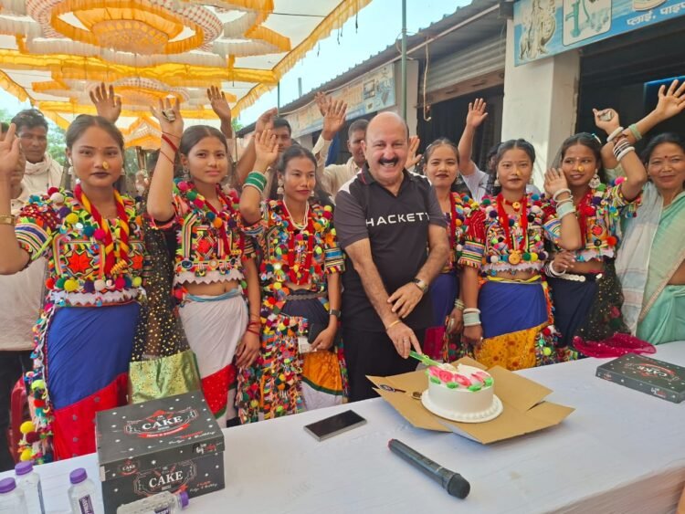 थारू समाज की बेटियों के साथ विधायक रोमी साहनी ने मनाया  मुख्यमंत्री योगी आदित्यनाथ का जन्मदिन