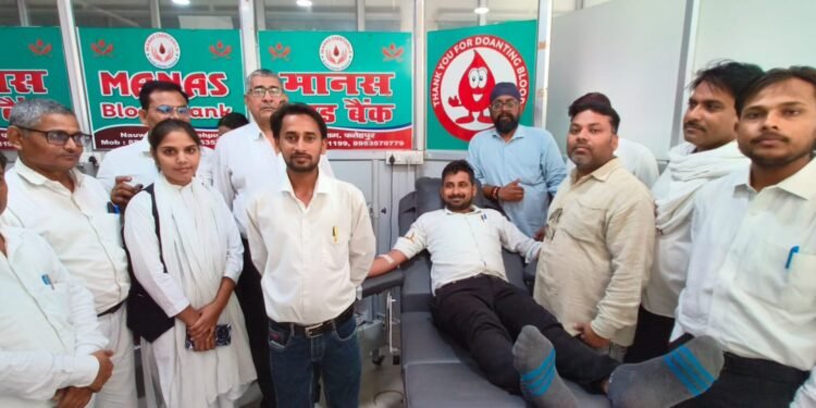 जन्मदिन पर अधिवक्ता ने किया रक्तदान