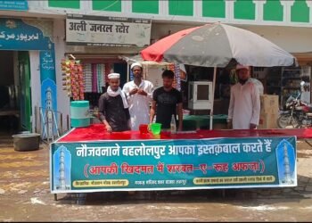 *जुमा नमाज के बाद मरकज मस्जिद के बाहर लगाया गया शरबत वितरण कैंप*