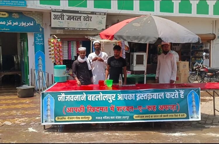 *जुमा नमाज के बाद मरकज मस्जिद के बाहर लगाया गया शरबत वितरण कैंप*