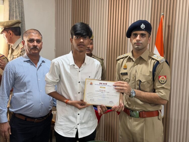 *पुलिस अधीक्षक ने मेंधावी छात्र – छात्राओं को किया सम्मानित*