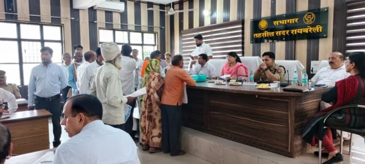 *डीएम-एसपी ने तहसील सदर में सम्पूर्ण समाधान दिवस में फरियादियों की सुनी समस्याएं*_