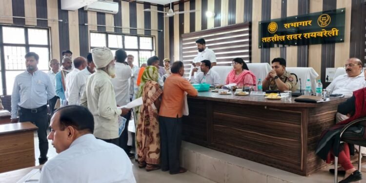 *डीएम-एसपी ने तहसील सदर में सम्पूर्ण समाधान दिवस में फरियादियों की सुनी समस्याएं*_