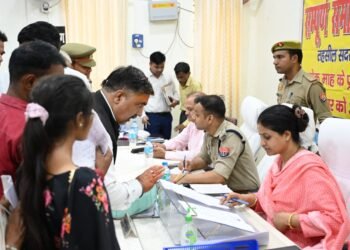 ✓ *संपूर्ण समाधान दिवस में विभिन्न विभागों के लगे स्टालों के माध्यम से आम जन को योजनाओं से लाभान्वित किया गया।*