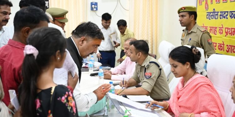 ✓ *संपूर्ण समाधान दिवस में विभिन्न विभागों के लगे स्टालों के माध्यम से आम जन को योजनाओं से लाभान्वित किया गया।*