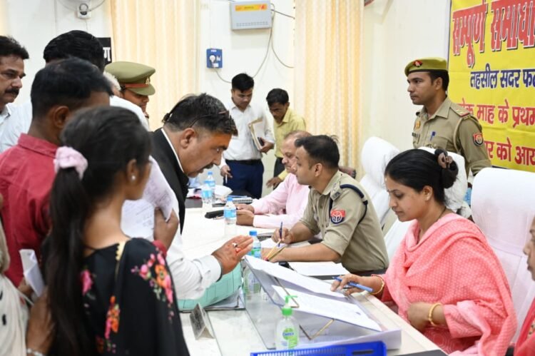 ✓ *संपूर्ण समाधान दिवस में विभिन्न विभागों के लगे स्टालों के माध्यम से आम जन को योजनाओं से लाभान्वित किया गया।*
