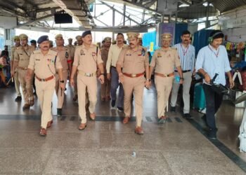 *रेलवे स्टेशन पर SRP लक्ष्मी निवास मिश्र का औचक निरीक्षण*