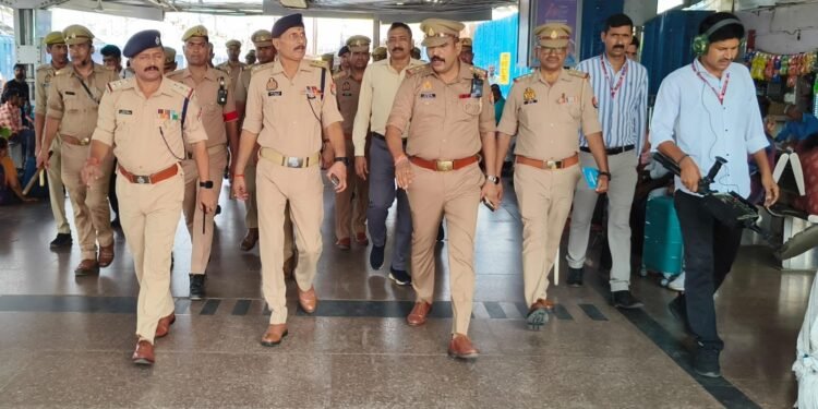 *रेलवे स्टेशन पर SRP लक्ष्मी निवास मिश्र का औचक निरीक्षण*