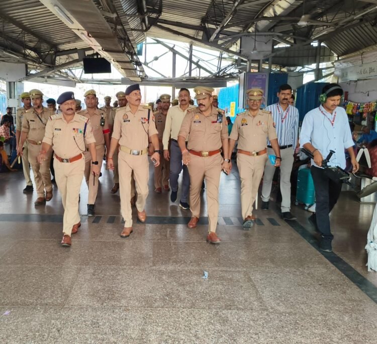 *रेलवे स्टेशन पर SRP लक्ष्मी निवास मिश्र का औचक निरीक्षण*