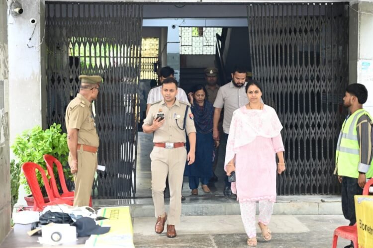 *जिलाधिकारी व पुलिस अधीक्षक ने परीक्षा केंद्रों को देखा*।