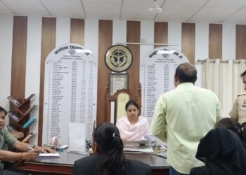 *कलेक्ट्रेट  कार्यालय में  आए जनसामान्य के प्रार्थना पत्रों को सुनकर संबंधित अधिकारियों को निस्तारण के लिए किया निर्देशित*।
