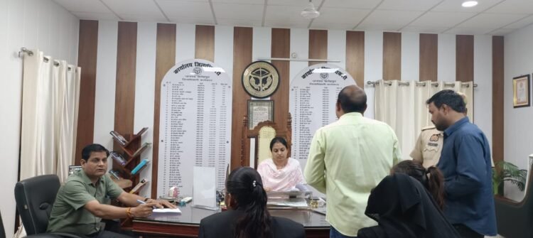 *कलेक्ट्रेट  कार्यालय में  आए जनसामान्य के प्रार्थना पत्रों को सुनकर संबंधित अधिकारियों को निस्तारण के लिए किया निर्देशित*।