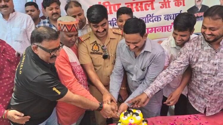 संदीप बंसल के जन्मदिवस पर सेवा संकल्प दिवस के रूप में लगाए गए शरबत प्याऊ कैंप