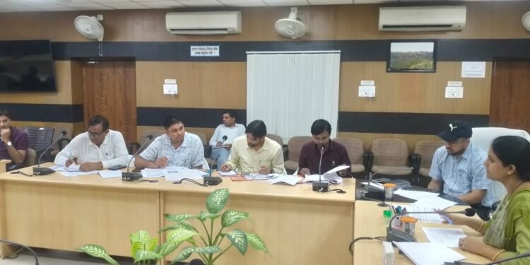 बिछाई गई पाइप लाइनों के मार्गों को मोटरेबल कराना सुनिश्चित करे – डीएम