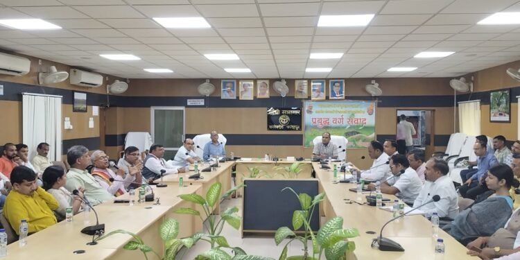 *प्रबुद्ध वर्ग संवाद कार्यक्रम में डीएम बोली सिंगल विंडो के माध्यम से समस्यों का किया निस्तारण*