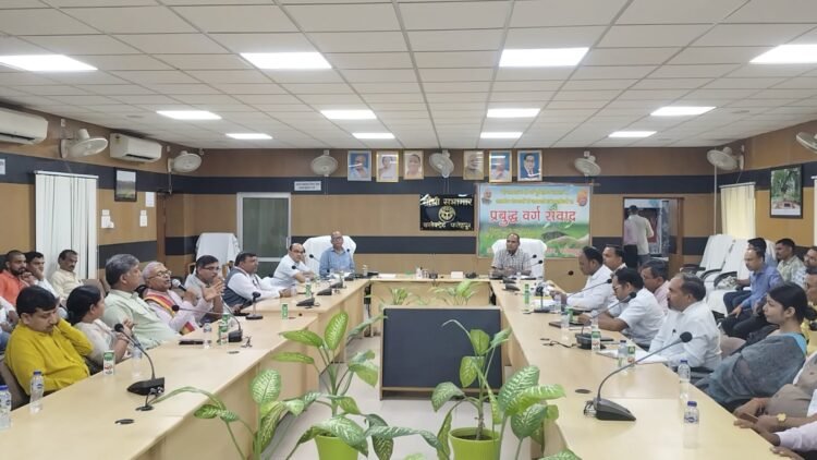 *प्रबुद्ध वर्ग संवाद कार्यक्रम में डीएम बोली सिंगल विंडो के माध्यम से समस्यों का किया निस्तारण*