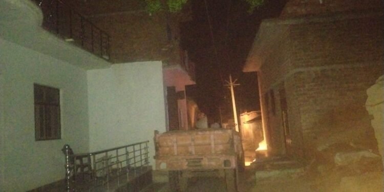 *स्थानीय प्रशासन की सांठगांठ से बेतवा नदी में बालू का अवैध खनन, राजस्व को लग रहा लाखों का चूना*