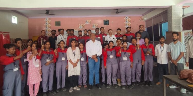 45 दिन की वेल्डिंग ट्रेनिंग से युवाओं को मिल रहा रोजगार का अवसर, फतेहपुर में संचालित है प्रथम वेल्डिंग ट्रेनिंग सेंटर