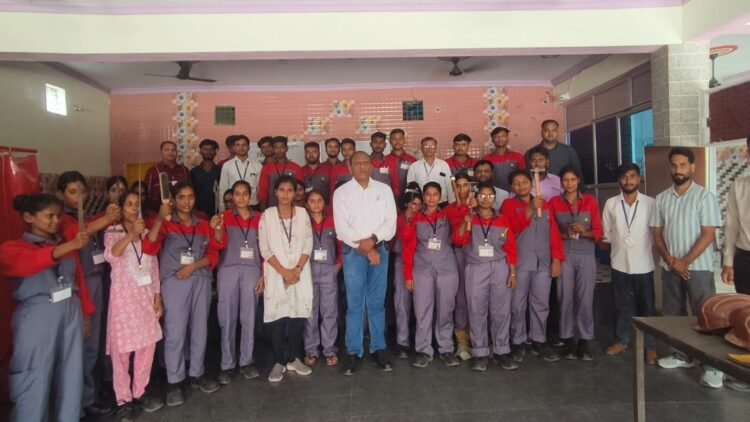 45 दिन की वेल्डिंग ट्रेनिंग से युवाओं को मिल रहा रोजगार का अवसर, फतेहपुर में संचालित है प्रथम वेल्डिंग ट्रेनिंग सेंटर