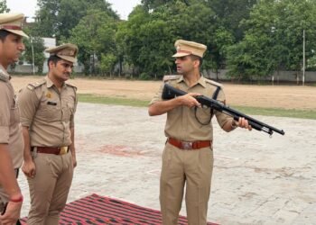 शुक्रवार परेड में एसपी ने परखा पुलिस बल का अनुशासन, दंगा नियंत्रण उपकरणों का किया निरीक्षण