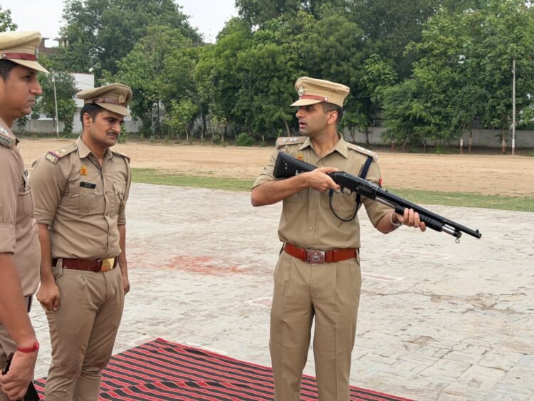 शुक्रवार परेड में एसपी ने परखा पुलिस बल का अनुशासन, दंगा नियंत्रण उपकरणों का किया निरीक्षण