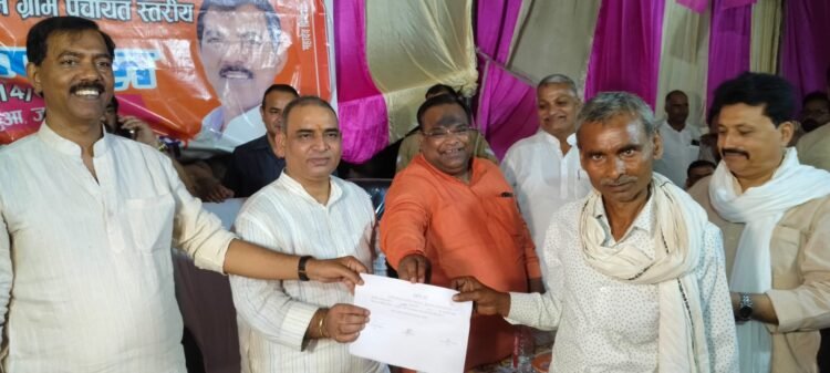 *प्रभारी मंत्री ने गम्हरी में रात्रि चौपाल में सुनीं जनसमस्याएं, योजनाओं की दी जानकारी*।