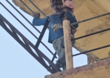 *पत्नी से विवाद के बाद मासूम बेटे को लेकर पानी की टंकी पर चढ़ा युवक*