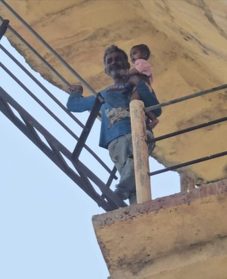 *पत्नी से विवाद के बाद मासूम बेटे को लेकर पानी की टंकी पर चढ़ा युवक*