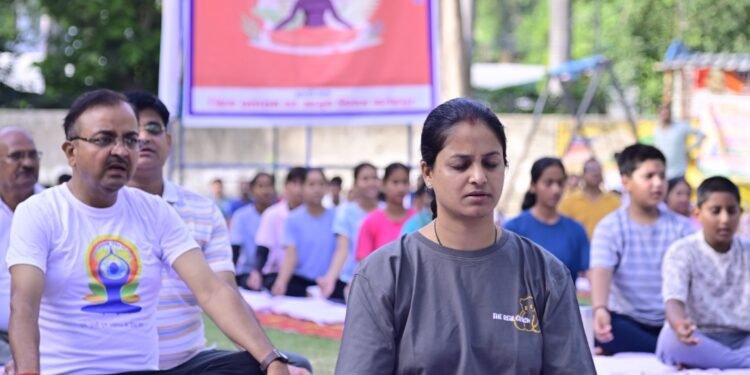 *गांधी पार्क से योग सप्ताह की जिलाधिकारी ने की शुरुआत*