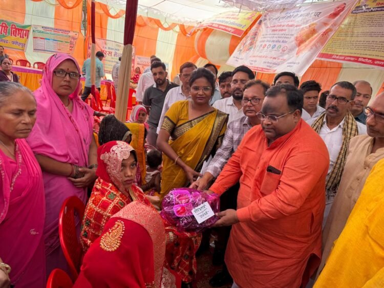 *भिटौरा ब्लॉक परिसर में आयोजित जन कल्याण शिविर में मुख्य अतिथि के रूप में मंगलवार को उपस्थित रहे भाजपा जिलाध्यक्ष अन्नू श्रीवास्तव*