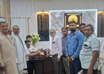 *मानव संपदा पोर्टल की त्रुटियों व लंबित भुगतान को लेकर भड़का कर्मचारियों का आक्रोश, डीएम को सौंपा ज्ञापन*