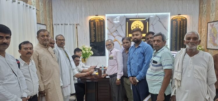 *मानव संपदा पोर्टल की त्रुटियों व लंबित भुगतान को लेकर भड़का कर्मचारियों का आक्रोश, डीएम को सौंपा ज्ञापन*