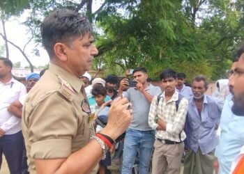 डॉक्टर न मिलने पर फूटा ग्रामीणों का गुस्सा, पीएचसी पर धरना; एक घंटे तक जाम रहा रक्षपालपुर-अझुवा मार्ग