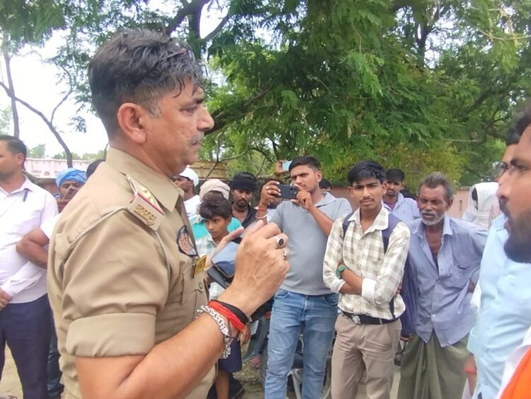 डॉक्टर न मिलने पर फूटा ग्रामीणों का गुस्सा, पीएचसी पर धरना; एक घंटे तक जाम रहा रक्षपालपुर-अझुवा मार्ग