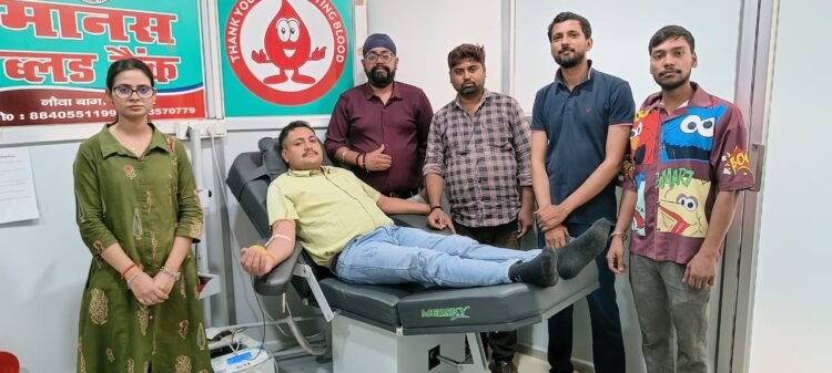 सर्व फॉर ह्यूमैनिटी संस्था के सदस्यों ने रक्तदान से मनाया जन्मदिन, मानवता की मिसाल बने युवा
