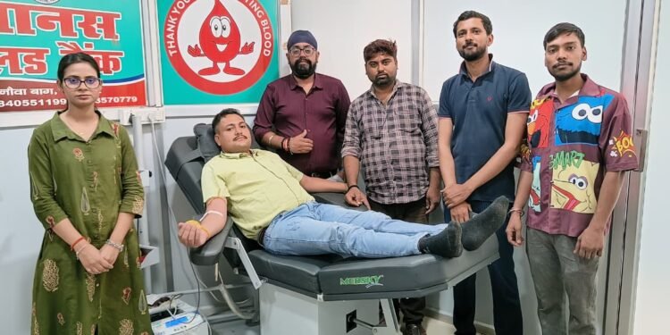 सर्व फॉर ह्यूमैनिटी संस्था के सदस्यों ने रक्तदान से मनाया जन्मदिन, मानवता की मिसाल बने युवा