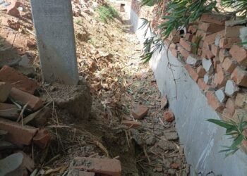 *चार माह पहले बना नाला हुआ जर्जर, बारिश से पहले ही गिरी दीवार, ग्रामीणों ने घटिया निर्माण का लगाया आरोप*