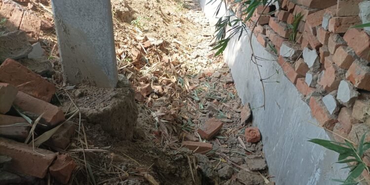 *चार माह पहले बना नाला हुआ जर्जर, बारिश से पहले ही गिरी दीवार, ग्रामीणों ने घटिया निर्माण का लगाया आरोप*
