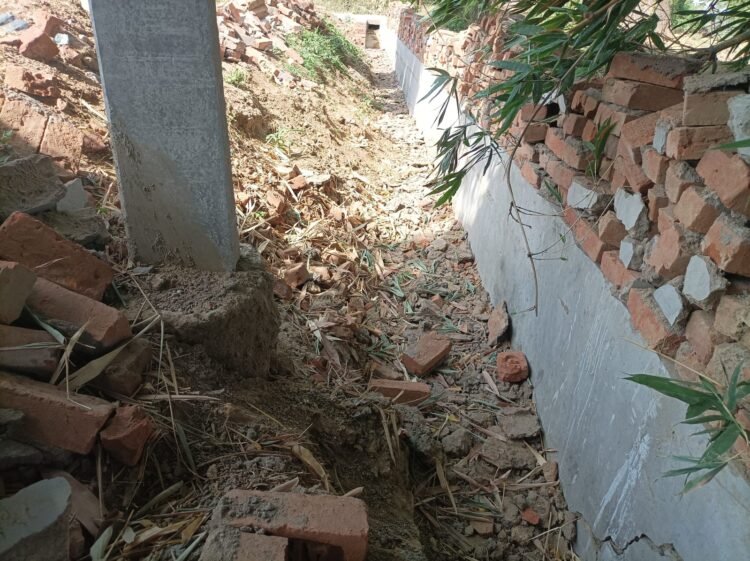 *चार माह पहले बना नाला हुआ जर्जर, बारिश से पहले ही गिरी दीवार, ग्रामीणों ने घटिया निर्माण का लगाया आरोप*