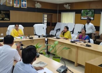 शौचालय निर्माण की धीमी प्रगति पर जिलाधिकारी ने लगाई फटकार