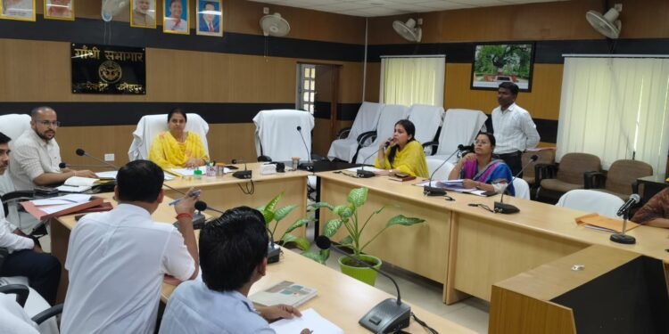 शौचालय निर्माण की धीमी प्रगति पर जिलाधिकारी ने लगाई फटकार